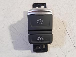 Gebruikte Handrem schakelaar Renault Arkana Prijs € 65,00 Margeregeling aangeboden door Van der Ven Autorecycling B.V.