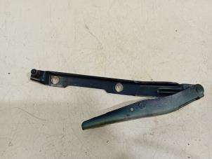 Gebruikte Motorkap Scharnier Porsche 911 Prijs € 55,00 Margeregeling aangeboden door Van der Ven Autorecycling B.V.