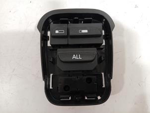 Gebruikte Stoelverstellings Schakelaar Renault Grand Scenic Prijs € 95,00 Margeregeling aangeboden door Van der Ven Autorecycling B.V.