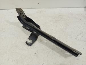 Gebruikte Motorkap Scharnier Volkswagen Tiguan Prijs € 26,00 Margeregeling aangeboden door Van der Ven Autorecycling B.V.