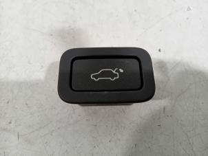 Gebruikte Schakelaar achterklep Landrover Evoque Prijs € 20,00 Margeregeling aangeboden door Van der Ven Autorecycling B.V.