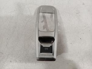 Gebruikte Handrem schakelaar Peugeot 3008 Prijs € 17,00 Margeregeling aangeboden door Van der Ven Autorecycling B.V.