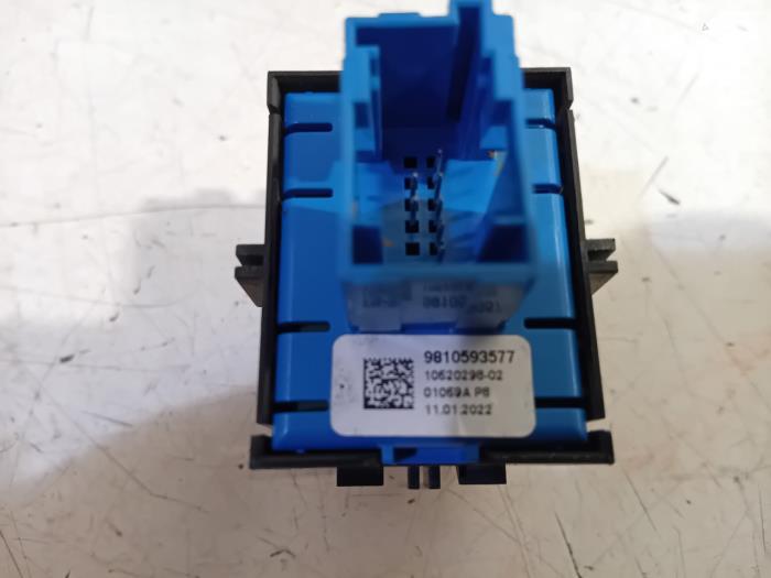 Handrem schakelaar van een Peugeot 208 2022