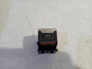 Gebruikte Schakelaar handrem Peugeot 208 Prijs € 15,00 Margeregeling aangeboden door Van der Ven Autorecycling B.V.