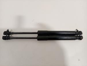 Gebruikte Gasdemper Motorkap Set Renault Grand Scenic Prijs € 31,00 Margeregeling aangeboden door Van der Ven Autorecycling B.V.