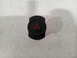 Gebruikte Alarmlicht Schakelaar Dacia Duster Prijs € 15,00 Margeregeling aangeboden door Van der Ven Autorecycling B.V.