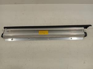 Gebruikte Rolgordijn achter BMW 5-Serie Prijs € 90,00 Margeregeling aangeboden door Van der Ven Autorecycling B.V.