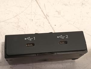 Gebruikte AUX/USB aansluiting Audi RS3 Prijs € 65,00 Margeregeling aangeboden door Van der Ven Autorecycling B.V.