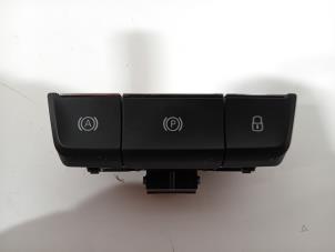 Gebruikte Schakelaar handrem Skoda Superb Prijs € 26,00 Margeregeling aangeboden door Van der Ven Autorecycling B.V.