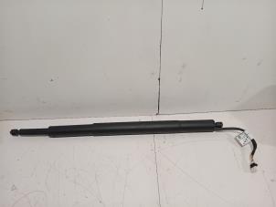 Gebruikte Kofferdekseldemper rechts-achter BMW 3-Serie Prijs € 56,00 Margeregeling aangeboden door Van der Ven Autorecycling B.V.