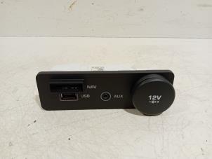 Gebruikte 12 Volt aansluiting Jaguar XE Prijs € 30,00 Margeregeling aangeboden door Van der Ven Autorecycling B.V.