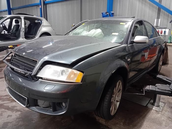 Motor van een Audi RS6 2003