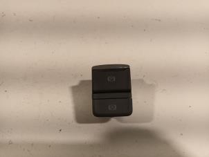 Gebruikte Schakelaar handrem Skoda Octavia Prijs € 21,00 Margeregeling aangeboden door Van der Ven Autorecycling B.V.