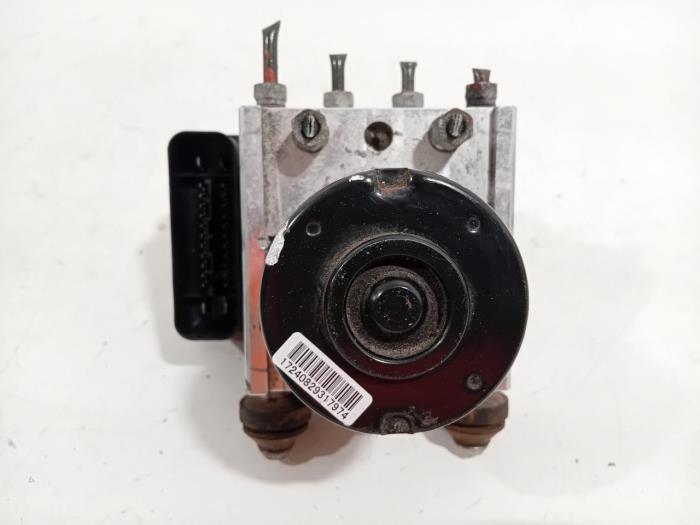 Gebruikte ABS Pomp Suzuki Swift Prijs € 165,00 Margeregeling aangeboden door Van der Ven Autorecycling B.V.