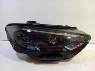 Gebruikte Koplamp rechts Mercedes EQE Prijs € 1.029,00 Margeregeling aangeboden door Van der Ven Autorecycling B.V.