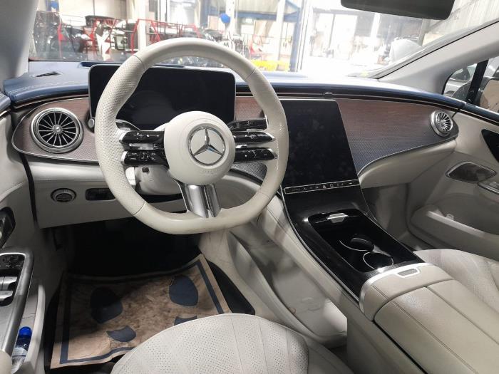 Computer Diversen van een Mercedes EQE 2022