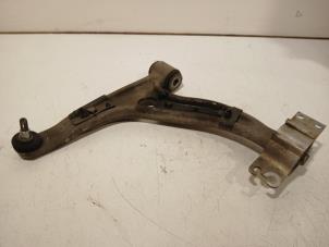 Gebruikte Triangel links-voor Mercedes CLA Prijs € 41,00 Margeregeling aangeboden door Van der Ven Autorecycling B.V.