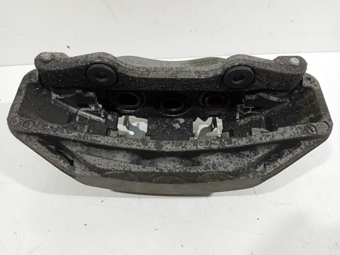 Remklauw (Tang) links-voor van een Volkswagen Touareg 2018