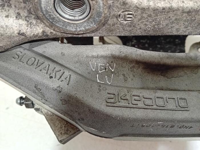 Remklauw (Tang) links-voor van een Volkswagen Touareg 2018