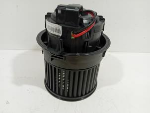 Gebruikte Chaufage Ventilatiemotor Peugeot 208 Prijs € 31,00 Margeregeling aangeboden door Van der Ven Autorecycling B.V.