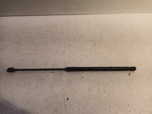 Gebruikte Bevestiging gasveer Seat Alhambra Prijs € 15,00 Margeregeling aangeboden door Van der Ven Autorecycling B.V.