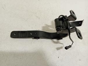 Gebruikte Cabriodak scharnier BMW I3 Prijs € 20,00 Margeregeling aangeboden door Van der Ven Autorecycling B.V.