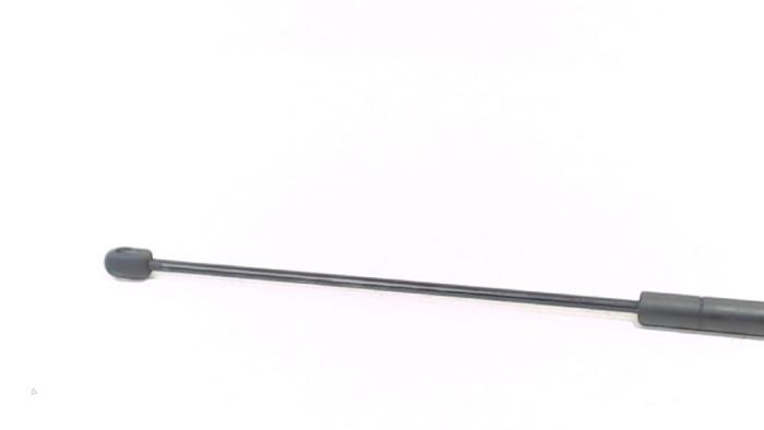 Bevestiging gasveer van een Mercedes E-Klasse 2005