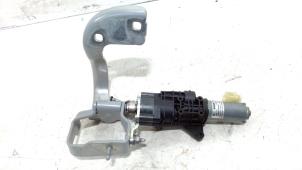 Gebruikte Scharnier cabriodak Audi A4 Prijs € 63,00 Margeregeling aangeboden door Van der Ven Autorecycling B.V.