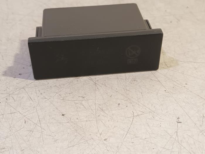Gebruikte Display Interieur Mazda 2 Hybrid Prijs € 10,00 Margeregeling aangeboden door Van der Ven Autorecycling B.V.
