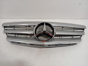 Gebruikte Grille Mercedes B-Klasse Prijs € 65,00 Margeregeling aangeboden door Van der Ven Autorecycling B.V.