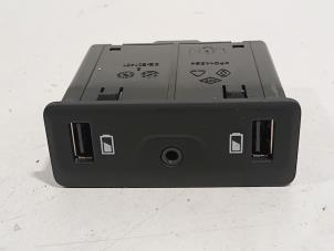 Gebruikte AUX/USB aansluiting Renault Scenic Prijs € 41,00 Margeregeling aangeboden door Van der Ven Autorecycling B.V.