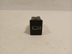 Gebruikte AUX/USB aansluiting Ford Puma Prijs € 24,00 Margeregeling aangeboden door Van der Ven Autorecycling B.V.