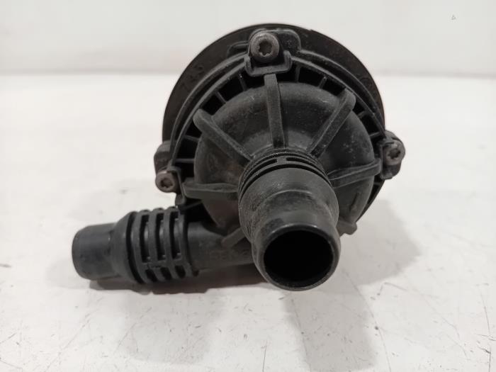 Gebruikte Waterpomp Mercedes EQE Prijs € 40,00 Margeregeling aangeboden door Van der Ven Autorecycling B.V.