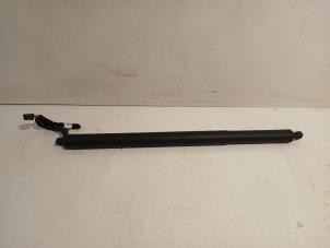 Gebruikte Kofferdekseldemper rechts-achter Volkswagen Passat Prijs € 106,00 Margeregeling aangeboden door Van der Ven Autorecycling B.V.