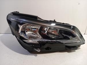 Gebruikte Koplamp rechts Peugeot 3008 Prijs € 349,00 Margeregeling aangeboden door Van der Ven Autorecycling B.V.