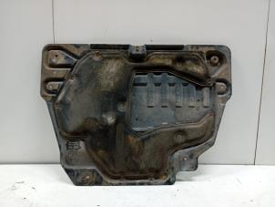 Gebruikte Afdekplaat motor Landrover Discovery Sport L550 Prijs € 40,00 Margeregeling aangeboden door Van der Ven Autorecycling B.V.