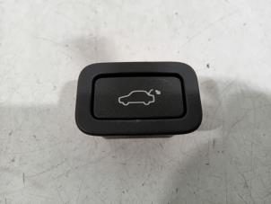 Gebruikte Schakelaar achterklep Landrover Evoque Prijs € 20,00 Margeregeling aangeboden door Van der Ven Autorecycling B.V.