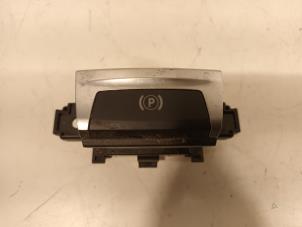 Gebruikte Handrem schakelaar Peugeot 308 Prijs € 20,00 Margeregeling aangeboden door Van der Ven Autorecycling B.V.