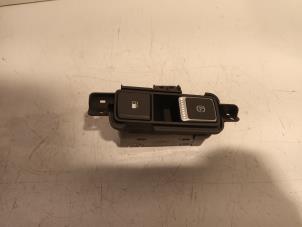 Gebruikte Schakelaar handrem Hyundai Grand Santa Fe Prijs € 105,00 Margeregeling aangeboden door Van der Ven Autorecycling B.V.