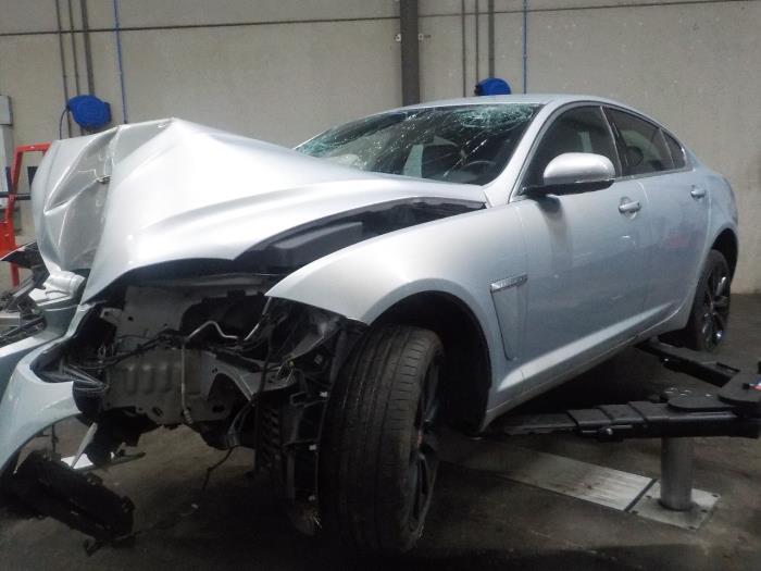 Rembekrachtiger van een Jaguar XF 2014