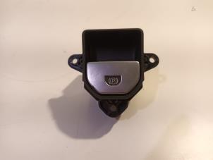 Gebruikte Handrem schakelaar Landrover Evoque Prijs € 15,00 Margeregeling aangeboden door Van der Ven Autorecycling B.V.