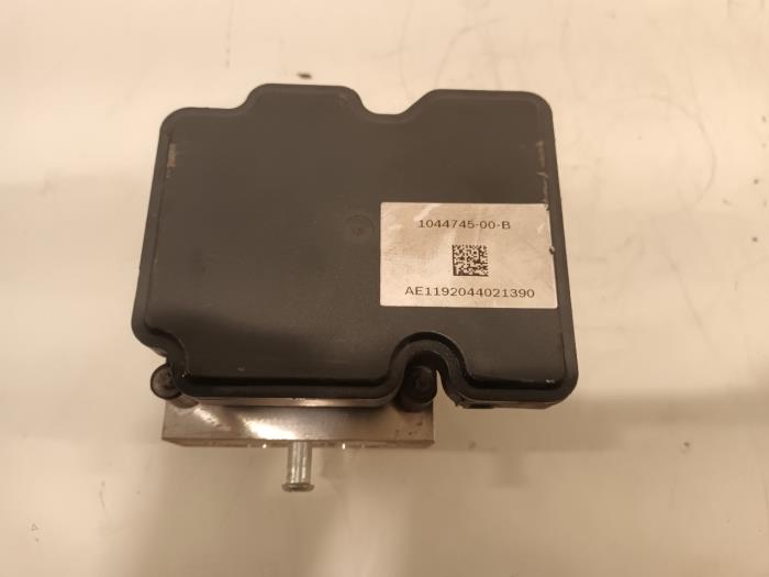 Gebruikte ABS Pomp Tesla Model 3 Prijs € 80,00 Margeregeling aangeboden door Van der Ven Autorecycling B.V.