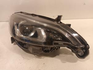 Gebruikte Koplamp rechts Peugeot 108 Prijs € 295,00 Margeregeling aangeboden door Van der Ven Autorecycling B.V.