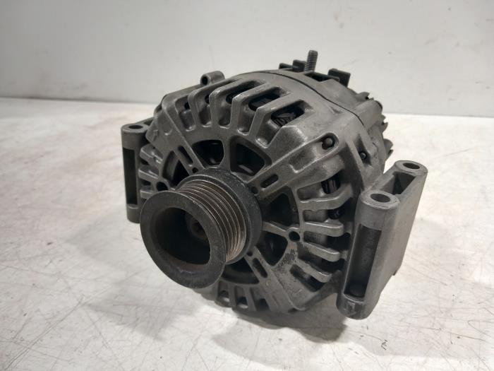 Gebruikte Alternator Mercedes E-Klasse Prijs € 95,00 Margeregeling aangeboden door Van der Ven Autorecycling B.V.