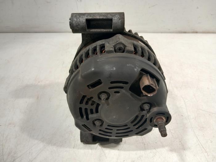 Dynamo van een Chrysler 300 C 2004