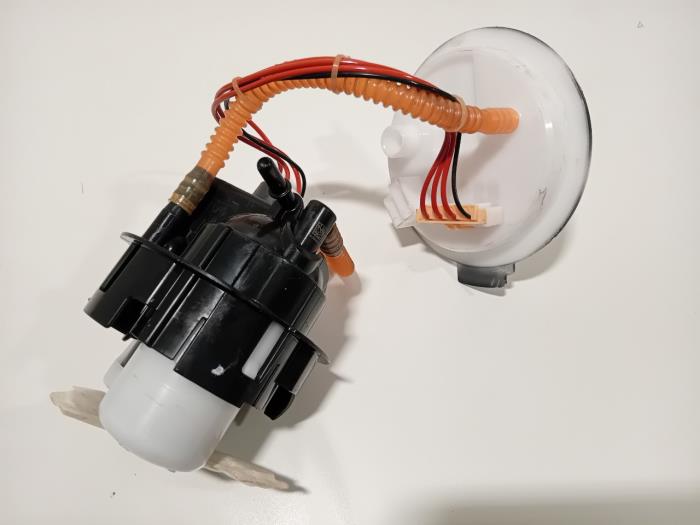 Gebruikte Tank element Pomp Audi Q8 Prijs € 250,00 Margeregeling aangeboden door Van der Ven Autorecycling B.V.