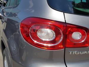 Gebruikte Achterlicht links Volkswagen Tiguan (5N1/2) 2.0 TDI 16V 4Motion Prijs € 44,99 Margeregeling aangeboden door Autodemontage Aandijk