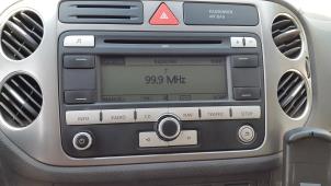 Gebruikte Radio CD Speler Volkswagen Tiguan (5N1/2) 2.0 TDI 16V 4Motion Prijs € 49,99 Margeregeling aangeboden door Autodemontage Aandijk