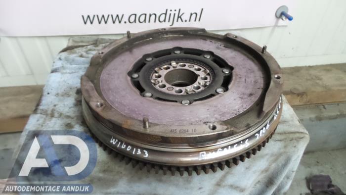 Gebruikte Dubbele massa vliegwiel Toyota Avensis Wagon (T25/B1E) 2.2 D-4D 16V D-CAT Prijs € 149,99 Margeregeling aangeboden door Autodemontage Aandijk