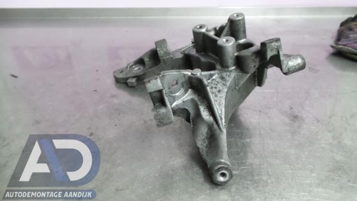 Gebruikte Dynamosteun boven Citroen C3 (SC) 1.6 HDi 92 Prijs € 34,99 Margeregeling aangeboden door Autodemontage Aandijk